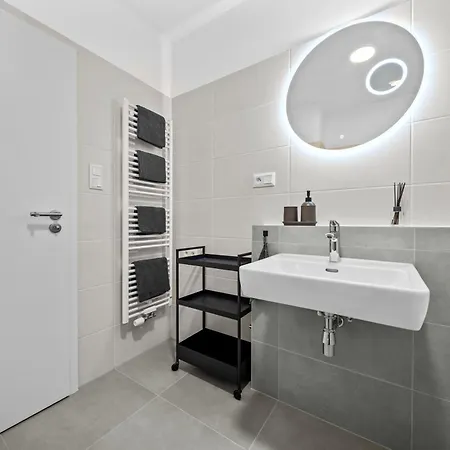 Modern 2-bedroom In The Heart Of Lejlighed